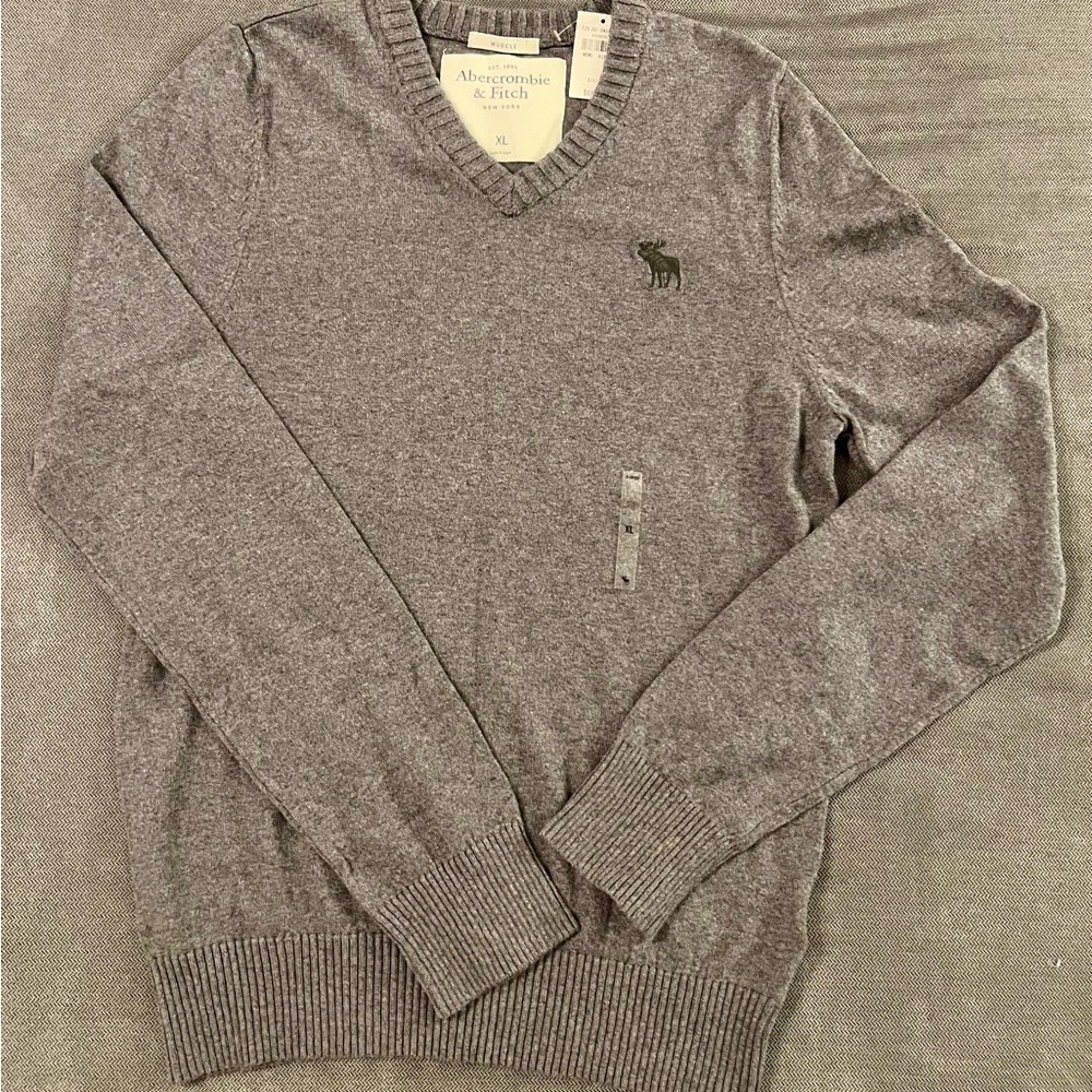 SOLD! Abercrombie & Fitch Men’s Heather Gray V-Neck Sweater